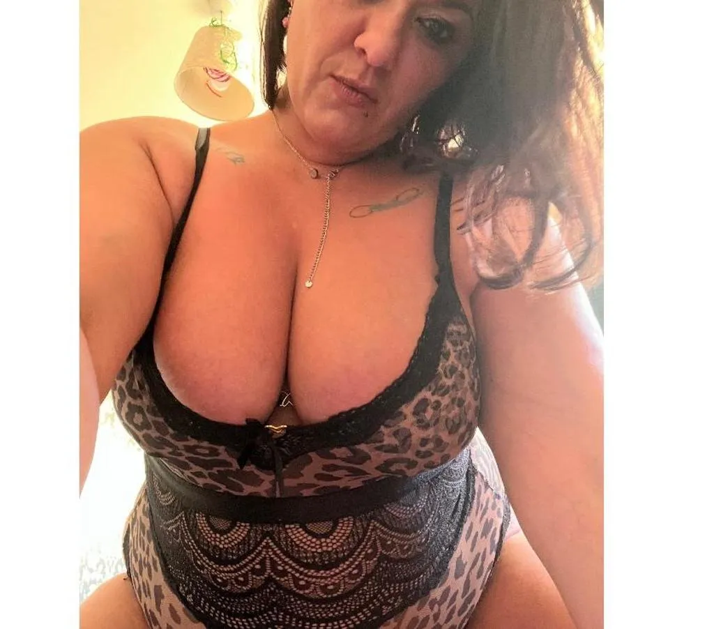 Curvymature lady